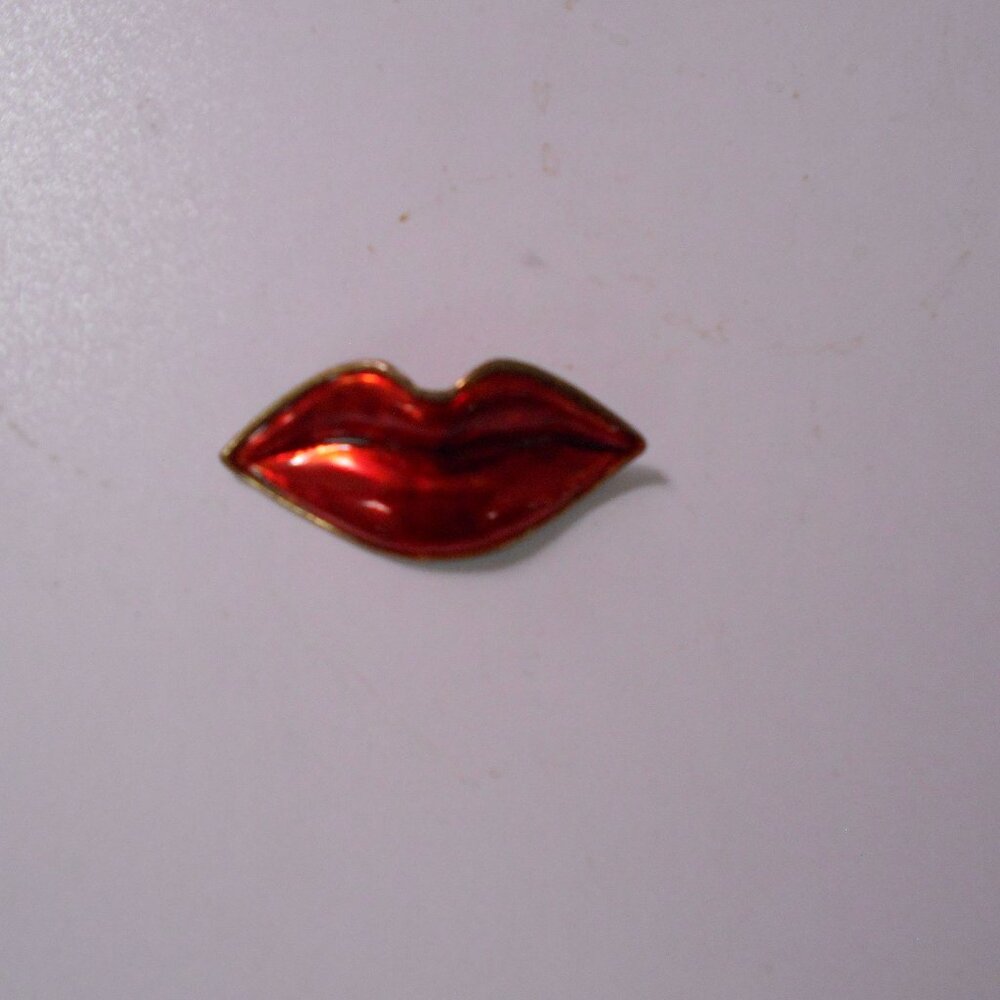 Vintage red/gold enamel lips brooch